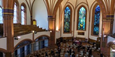 Kirche innen Halbtotale