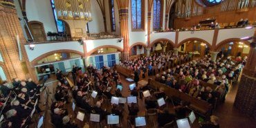 Orchester und Publikom von Empore, erste Takte