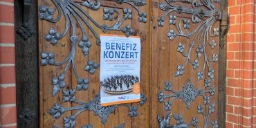 Kirchentür mit Plakat
