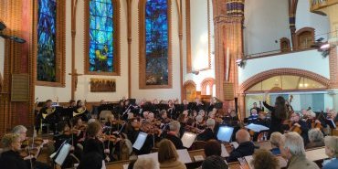 Publikum unten hört Orchester, Aufnahme von der Seite