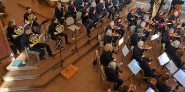 Orchester spielt, Hörner von Empore