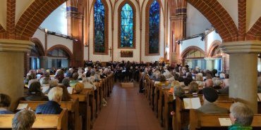 Saal von hinten Publikum